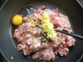 放盐，白糖，鸡精，蚝油，五香粉，鸡蛋，酱油，生姜。