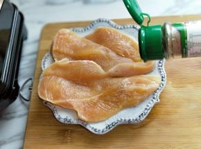 撒上胡椒粉。(根据个人喜欢，不喜欢黑胡椒可以不放)