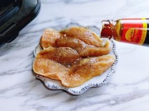 加入耗油，戴上食品手套，轻轻按摩鸡胸肉，使调味料均匀的被鸡胸肉吸收，腌制20分钟。