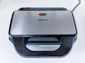 将米凡欧斯牛排机连接电源，预热2分钟。