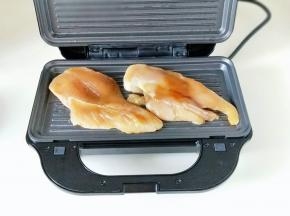 将腌制好的鸡胸肉放入牛排机烤盘上。