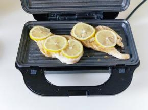 5分钟后把提前切好的柠檬片摆放在鸡胸肉身上，再次盖上盖子，煎至3-5分钟，再撒上椒盐粉，孜然粉，两面金黄即可出锅。(喜欢吃辣的，还可以撒上辣椒粉)