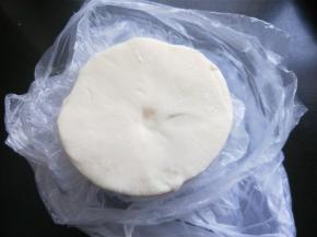 准备饺子皮（我买的擀好的）。