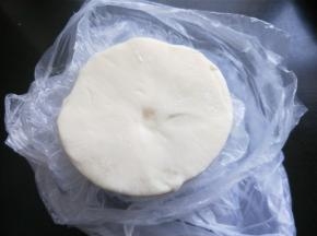 准备饺子皮（我买的擀好的）。