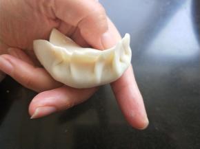 捏出一个个褶子。