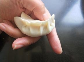 捏出一个个褶子。
