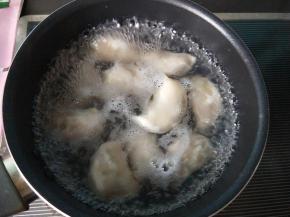 锅内放清水，水开后放入饺子。