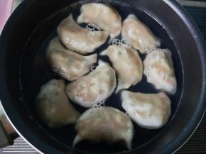 饺子浮起来，加半碗凉水，再开，再加水，一共加三遍清水。