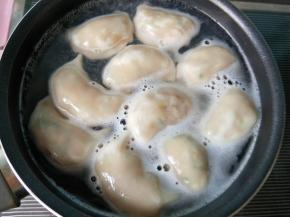 煮好了，一个个鼓起来，胖乎乎的，可以捞起来。