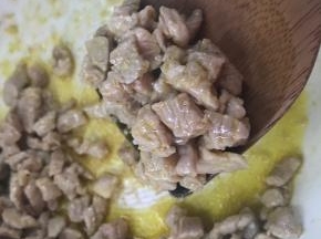 炒至断生，捞出备用