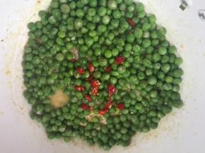 加入小米椒炒匀