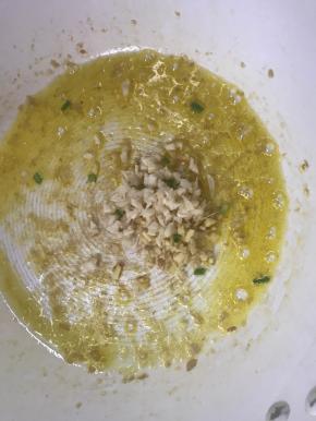 锅留底油，爆香姜蒜