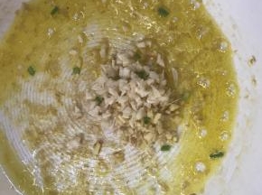 锅留底油，爆香姜蒜