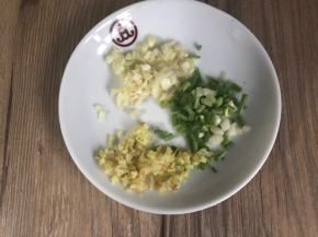 葱、姜、蒜洗净切末备用