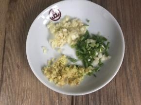葱、姜、蒜洗净切末备用