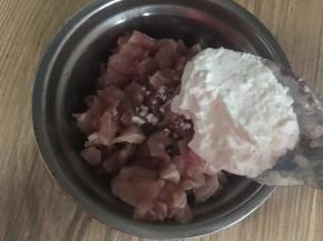 装入碗中，加入料酒、淀粉，拌匀腌制一会