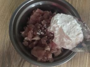装入碗中，加入料酒、淀粉，拌匀腌制一会