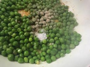 调入盐、胡椒粉炒匀入味