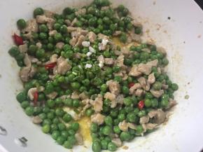 撒上葱花，炒匀即可