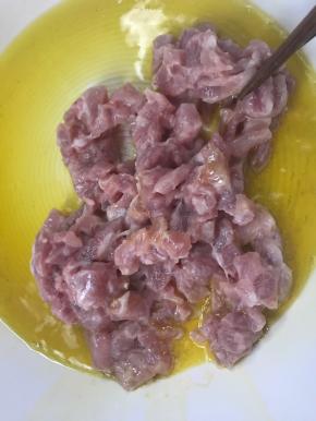 再起锅热油，放入腌制好的猪瘦肉