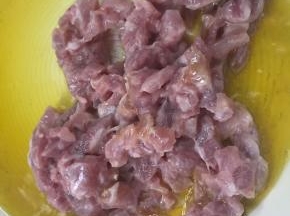 再起锅热油，放入腌制好的猪瘦肉