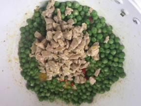 加入猪瘦肉炒匀