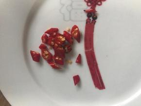 小米椒洗净切碎备用