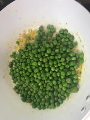 加入豌豆米炒匀