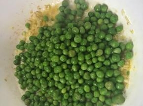 加入豌豆米炒匀