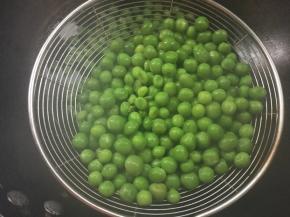豌豆米洗净，放入开水锅中汆烫断生