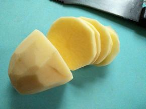 土豆去皮，洗净切块