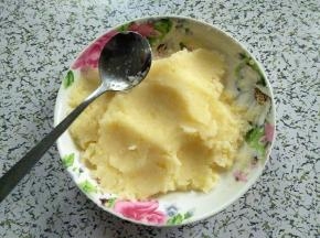 用勺子背压成土豆泥，放凉备用