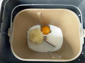 把牛奶、鸡蛋、土豆泥放入面包机桶