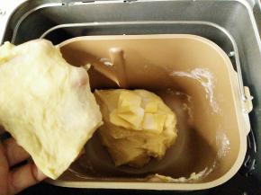 一个揉面程序结束，面团呈扩展状态，加入黄油与盐，继续揉面20分钟