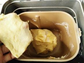一个揉面程序结束，面团呈扩展状态，加入黄油与盐，继续揉面20分钟
