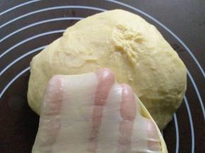 揉面结束，面团能拉出透明且坚韧不易破的薄膜