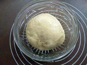 放入玻璃碗中，盖上湿布或保鲜膜，在温度25度左右的环境下进行第一次发酵