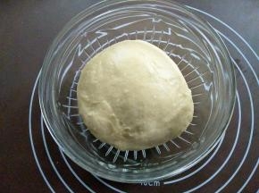 放入玻璃碗中，盖上湿布或保鲜膜，在温度25度左右的环境下进行第一次发酵