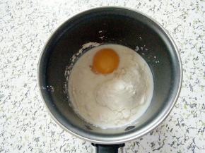 这时候来做卡士达酱，把所有材料放入小锅中，用手打蛋器搅打均匀