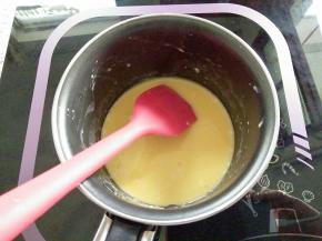 放到电磁炉上，开最小火煮，边煮边用搅拌刀不断翻拌，以免糊底，一直煮到面糊变浓稠，离火放凉