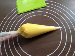 把晾凉的卡士达酱装入裱花袋放入冰箱冷藏