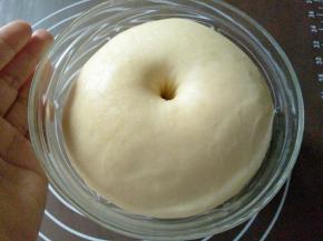 观察面团已经发到2-3倍大，手指戳个眼，洞口不回缩，就发好了