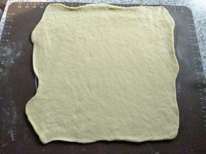 把面团擀开排气，这步别偷懒，彻底排气的面团做出来的面包组织才细腻柔软