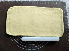 把面团擀成长方形