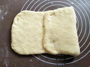 把面团右边三分之一处往中间折过来，再把左边三分之一面团折过去，盖集之前折过来的那部分