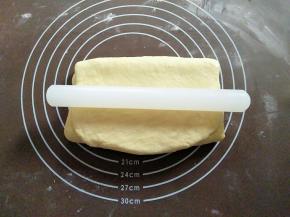 把面团90度倒转