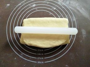 把面团90度倒转