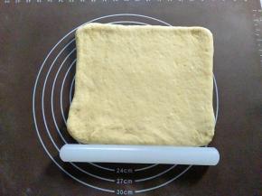 擀成20x20厘米的方块