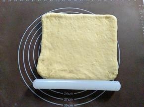 擀成20x20厘米的方块