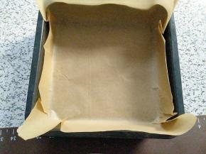 把9寸方形模具（8寸也行），铺上一张油纸